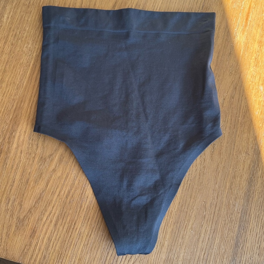SKIMS Onyx Contour Bonded High-rise Stretch-woven thong NWOT - Picture 2 of 5